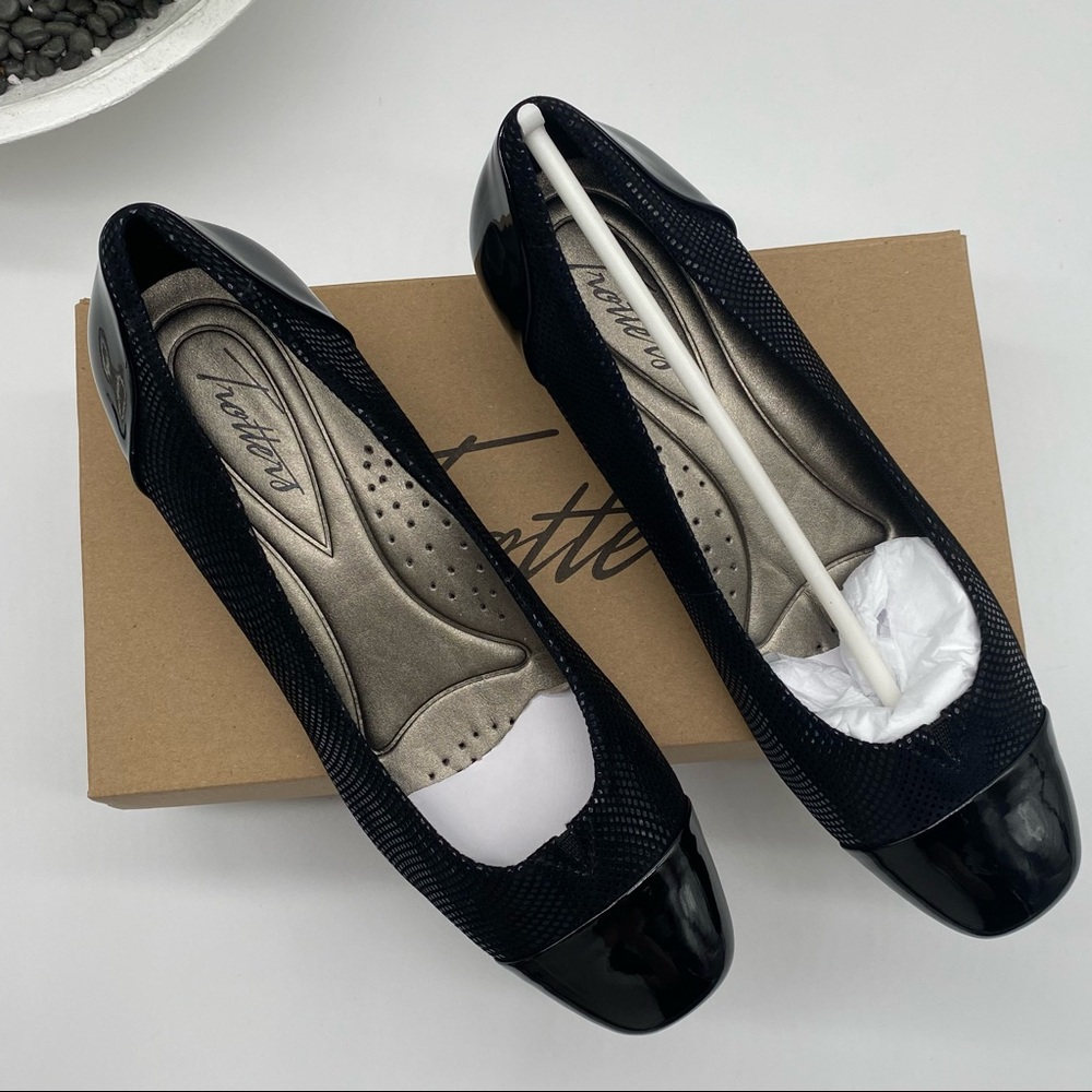 TROTTERS Women's Daisy Pump in black mini dots size 7M NIB.